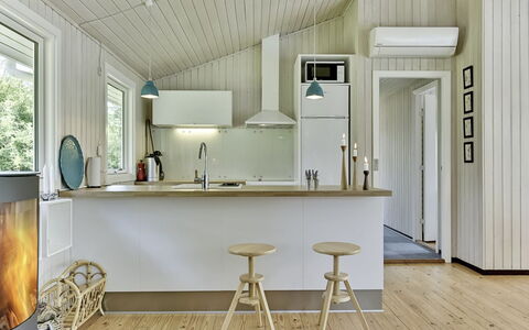 Giertrud - 500M from the Sea: Piso, Diseño De Interiores, Madera, Techo, Suelo, Lámpara, Cocina, Suelos De Madera, Casa, Electrodoméstico