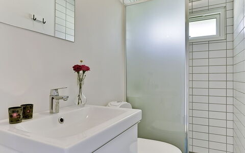 Giertrud - 500M from the Sea: Baño, Arreglo De Tubería, Pared, Diseño De Interiores, Piso, Lavabo Del Baño, Suelo, Lavabo, Baño, Grifo