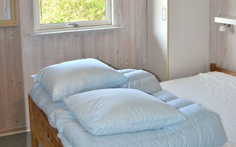 Kustaa - 1Km from the Sea: Habitación, Mueble, Cama, Sábana, Lecho, Madera, Linos, Suelo, Textil, Diseño De Interiores