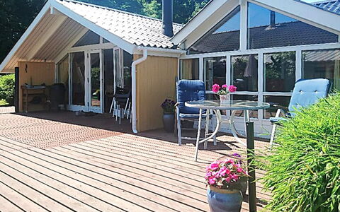 Sporgh - 100M from the Sea: Madera, Casa, Sombra, Puerta, Cabaña, Mueble Para Exteriores, Cubierta, Porche, Madera Dura, Silla