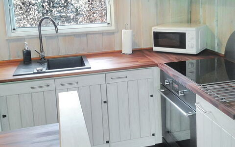 Sporgh - 100M from the Sea: Piso, Cocina, Aparato De Cocina, Madera, Mostrador, Gabinetes, Mueble, Fregadero, Suelo, Diseño De Interiores