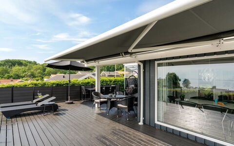 Aasta - 250M from the Sea: Piso, Pared, Suelo, Diseño De Interiores, Madera, Techo, Suelos De Madera, Encendiendo, Mueble, Suelo Laminado