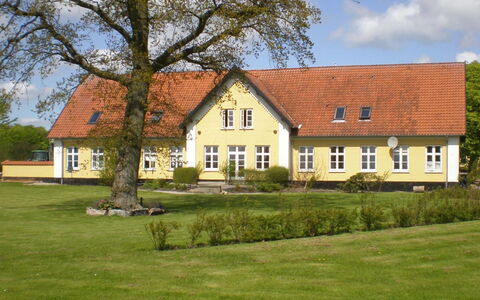 Thia - 4Km to the Fjord: Barrio Residencial, Techo, Suburbio, Entrada De Coches, Inmuebles, Tubo De Lámpara