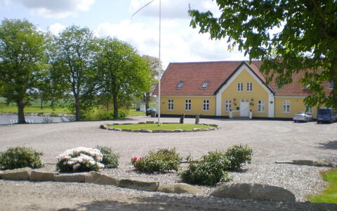 Thia - 4Km to the Fjord: Barrio Residencial, Techo, Suburbio, Entrada De Coches, Inmuebles, Tubo De Lámpara