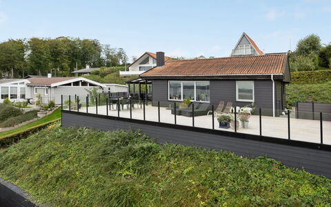 Karli - 330M to the Fjord: Madera, Techo, Arquitectura, Casa, Casa, Cabaña, Vía Muerta, Madera Dura, Pendiente, Inmuebles