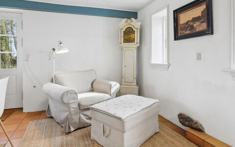Myra - 18Km from the Sea: Mueble, Diseño De Interiores, Piso, Pared, Suelo, Techo, Habitación, Encendiendo, Sala, Casa