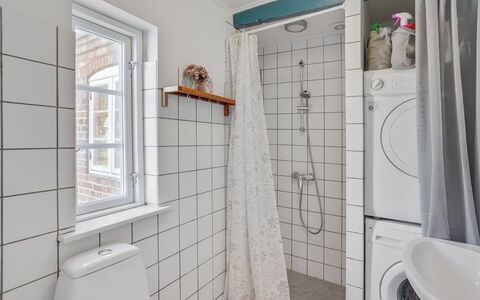Myra - 18Km from the Sea: Piso, Suelo, Arreglo De Tubería, Diseño De Interiores, Plomería, Baño, Techo, Habitación, Loseta, Baño