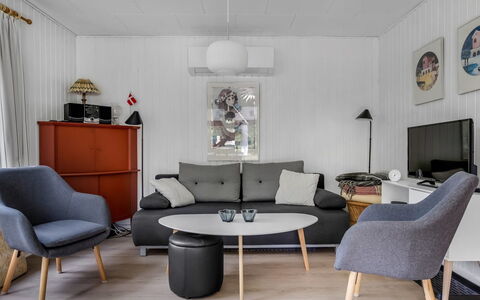 Alflak - 5.2Km from the Sea: Mueble, Diseño De Interiores, Piso, Suelo, Sala, Sofá, Madera, Habitación, Mesa, Silla