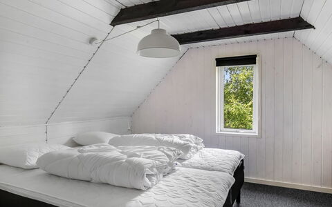 Alflak - 5.2Km from the Sea: Habitación, Madera, Techo, Cama, Suelo, Lecho, Sábana, Piso, Diseño De Interiores, Casa