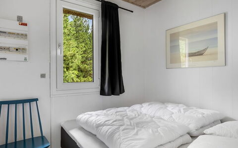 Alflak - 5.2Km from the Sea: Pared, Habitación, Madera, Cama, Diseño De Interiores, Sábana, Techo, Mueble, Lecho, Suelo