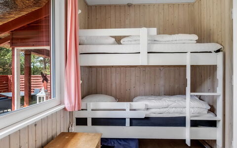 Alflak - 5.2Km from the Sea: Madera, Habitación, Litera, Cama, Diseño De Interiores, Manchas De Madera, Suelo, Casa, Mueble, Madera Dura