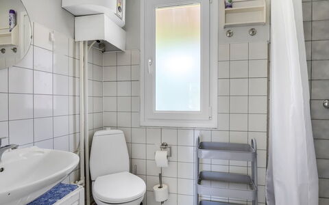 Alflak - 5.2Km from the Sea: Asiento Del Baño, Baño, Arreglo De Tubería, Baño, Piso, Suelo, Diseño De Interiores, Lavabo, Lavabo Del Baño, Plomería