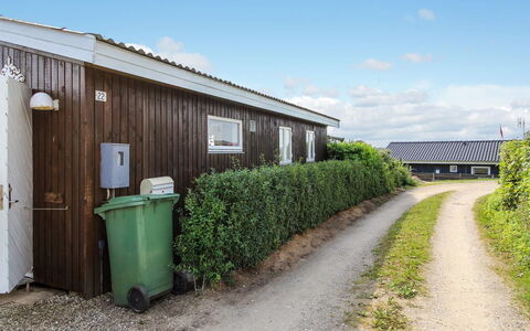 Lillebror - 200M from the Sea: Techo, Casa, Casa, Cabaña, Vía Muerta, Inmuebles, Entrada De Coches, Edificios Del Jardín, Yarda, Cobertizo