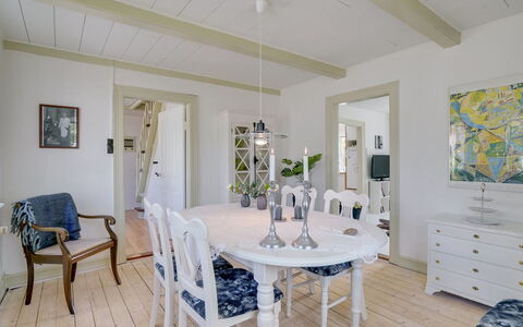 Nevis - 1.5Km from the Sea: Mueble, Diseño De Interiores, Piso, Suelo, Madera, Techo, Comedor, Suelos De Madera, Lámpara, Mesa