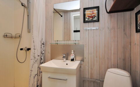 Ingeborre - 100M to the Fjord: Baño, Arreglo De Tubería, Piso, Pared, Suelo, Lavabo Del Baño, Diseño De Interiores, Madera, Lavabo, Baño