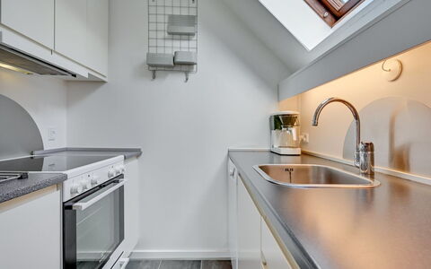 Femija - 500M to the Fjord: Cocina, Mostrador, Diseño De Interiores, Techo, Piso, Arreglo De Tubería, Fregadero, Grifo, Electrodoméstico, Suelo