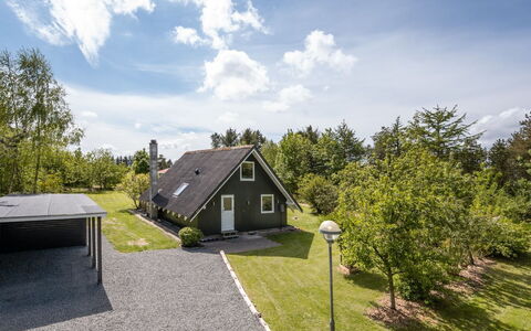 Femija - 500M to the Fjord: Hierba, Cabaña, Casa, Techo, Inmuebles, Casa De Campo, Césped, Jardín, Paisajismo, Vía Muerta