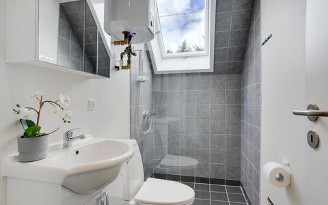 Femija - 500M to the Fjord: Baño, Arreglo De Tubería, Diseño De Interiores, Pared, Piso, Lavabo, Suelo, Lavabo Del Baño, Baño, Grifo