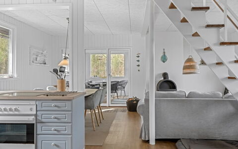 Thyra - 500M to the Fjord: Piso, Mueble, Diseño De Interiores, Suelo, Madera, Suelos De Madera, Cocina, Techo, Mostrador, Gabinetes