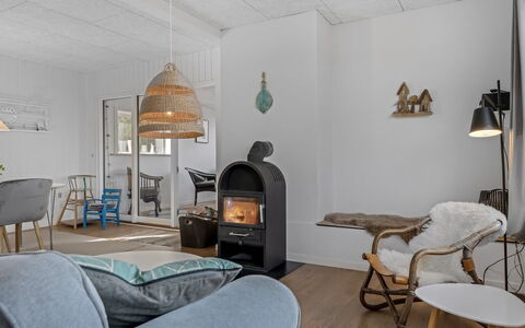Thyra - 500M to the Fjord: Mueble, Diseño De Interiores, Piso, Madera, Techo, Suelo, Habitación, Encendiendo, Silla, Sala