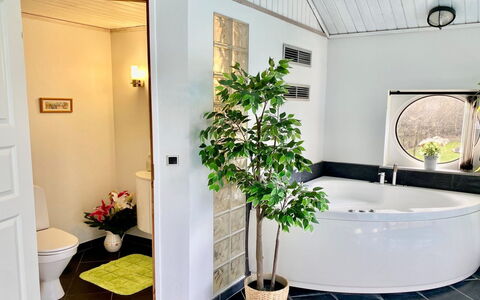Athisl - 800M from the Sea: Arreglo De Tubería, Diseño De Interiores, Piso, Baño, Suelo, Plomería, Encendiendo, Grifo, Techo, Baño
