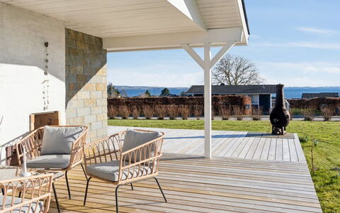 Reinhold - 200M from the Sea: Casa, Techo, Casa, Cabaña, Inmuebles, Sombra, Vía Muerta, Entrada De Coches, Porche, Casa De Campo