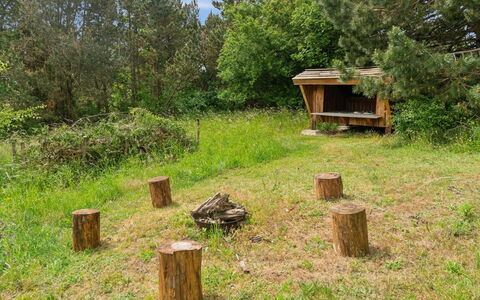 Arntraud - 250M from the Sea: Hierba, Pradera, El Terreno Del Lote, Cabaña, Área Rural, Prado, Edificios Del Jardín, Jardín, Cobertizo