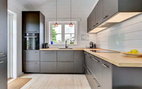 Siebelt - 200M from the Sea: Cocina, Mostrador, Piso, Gabinetes, Aparato De Cocina, Madera, Diseño De Interiores, Mueble, Suelo, Electrodoméstico