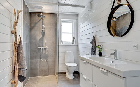 Siebelt - 200M from the Sea: Piso, Arreglo De Tubería, Suelo, Diseño De Interiores, Plomería, Baño, Mueble De Baño, Loseta, Grifo, Lavabo
