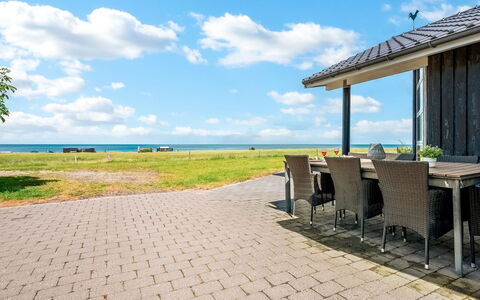 Thorman - 75M from the Sea: Techo, Casa, Casa, Cabaña, Vía Muerta, Inmuebles, Entrada De Coches, Edificios Del Jardín, Yarda, Cobertizo