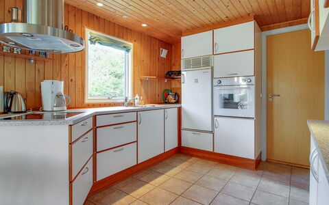 Eldina - 100M from the Sea: Cocina, Piso, Diseño De Interiores, Mostrador, Madera, Aparato De Cocina, Electrodoméstico, Fregadero, Suelo, Gabinetes
