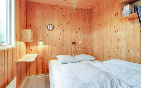 Eldina - 100M from the Sea: Pared, Madera, Diseño De Interiores, Habitación, Techo, Piso, Suelo, Cama, Encendiendo, Lámpara