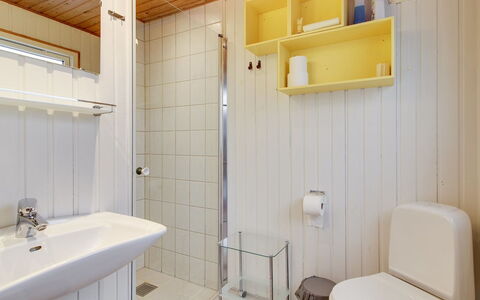 Eldina - 100M from the Sea: Lavabo Del Baño, Piso, Pared, Arreglo De Tubería, Suelo, Baño, Diseño De Interiores, Madera, Lavabo, Grifo