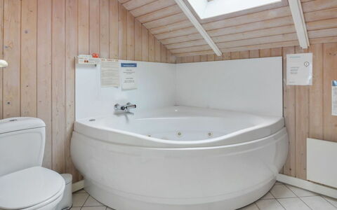 Pirkka - 50M to the Fjord: Arreglo De Tubería, Bañera, Piso, Baño, Suelo, Diseño De Interiores, Techo, Plomería, Grifo, Habitación