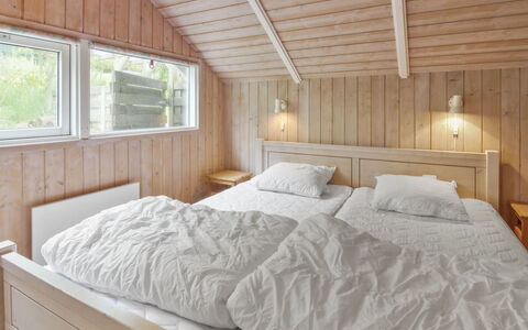 Pirkka - 50M to the Fjord: Cama, Habitación, Madera, Diseño De Interiores, Techo, Piso, Suelo, Mueble, Sábana, Lecho