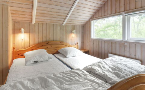 Pirkka - 50M to the Fjord: Madera, Habitación, Cama, Techo, Sábana, Diseño De Interiores, Lecho, Marco De La Cama, Suelo, Piso