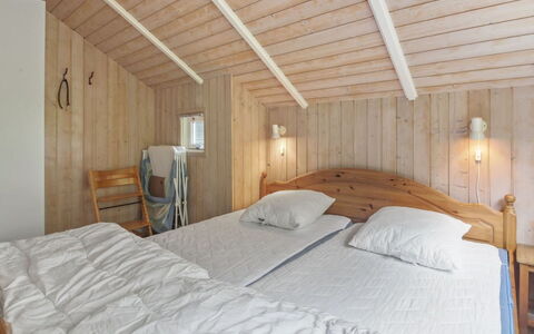 Pirkka - 50M to the Fjord: Habitación, Cama, Pared, Madera, Techo, Sábana, Suelo, Diseño De Interiores, Piso, Lecho