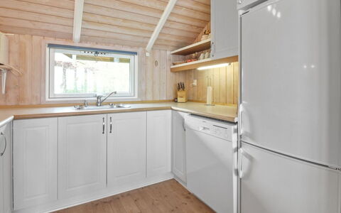 Pirkka - 50M to the Fjord: Madera, Piso, Diseño De Interiores, Cocina, Techo, Suelo, Arreglo De Tubería, Mostrador, Lavabo, Grifo
