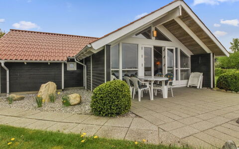 Pirkka - 50M to the Fjord: Piscina, Mueble Para Exteriores, Mueble, Recurso, Losa, Eco Hotel, Sombra, Silla, Ocio, Inmuebles