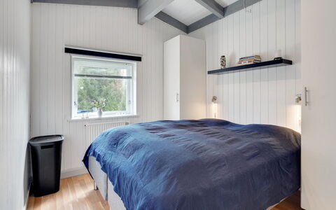 Bia - 250M from the Sea: Cama, Habitación, Sábana, Lecho, Madera, Techo, Diseño De Interiores, Mueble, Suelo, Marco De La Cama