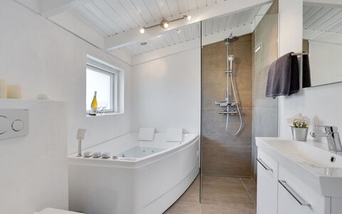 Bia - 250M from the Sea: Baño, Arreglo De Tubería, Piso, Diseño De Interiores, Bañera, Suelo, Lavabo, Techo, Grifo, Plomería