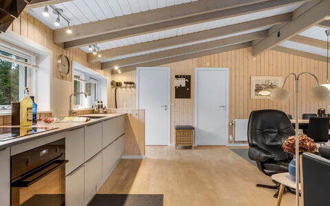 Bia - 250M from the Sea: Madera, Techo, Diseño De Interiores, Piso, Cocina, Mueble, Lámpara, Suelo, Mostrador, Habitación