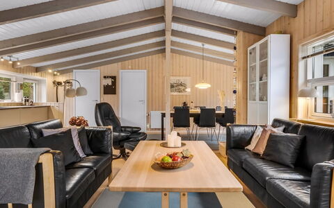 Bia - 250M from the Sea: Madera, Diseño De Interiores, Techo, Mueble, Sofá, Piso, Suelo, Sala, Casa, Habitación