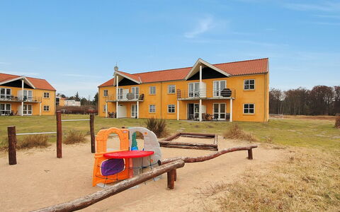 Enni - 100M from the Sea: Inmuebles, Césped, Yarda