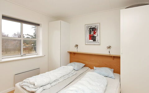 Enni - 100M from the Sea: Pared, Cama, Habitación, Madera, Diseño De Interiores, Piso, Suelo, Techo, Sábana, Mueble