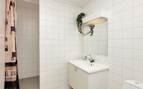 Enni - 100M from the Sea: Piso, Pared, Suelo, Diseño De Interiores, Arreglo De Tubería, Baño, Techo, Plomería, Mueble De Baño, Loseta