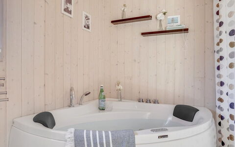 Jil - 750M from the Sea: Diseño De Interiores, Arreglo De Tubería, Baño, Piso, Bañera, Suelo, Plomería, Grifo, Habitación, Espejo