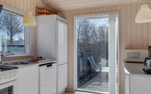 Jil - 750M from the Sea: Madera, Casa, Cocina, Mostrador, Electrodoméstico, Madera Dura, Aparato De Cocina, Manchas De Madera, Suelos De Madera, Tablón