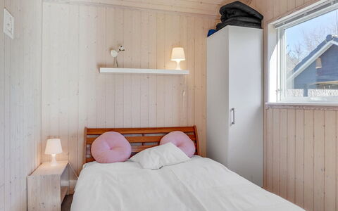 Jil - 750M from the Sea: Madera, Habitación, Suelo, Piso, Cama, Diseño De Interiores, Mueble, Sábana, Techo, Habitación