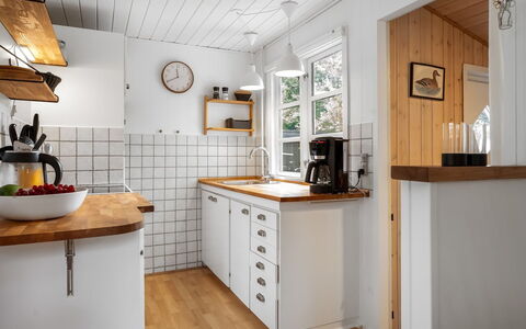 Gia - 1.3Km from the Sea: Cocina, Piso, Mostrador, Madera, Diseño De Interiores, Aparato De Cocina, Gabinetes, Suelo, Mueble, Arreglo De Tubería